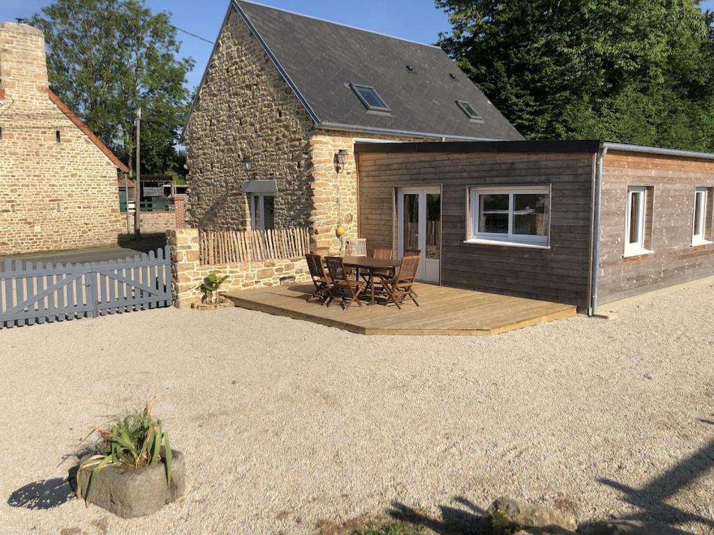 Charmante Maison De Campagne En Pierres Et Bois Sartilly-Baie-Bocage Экстерьер фото